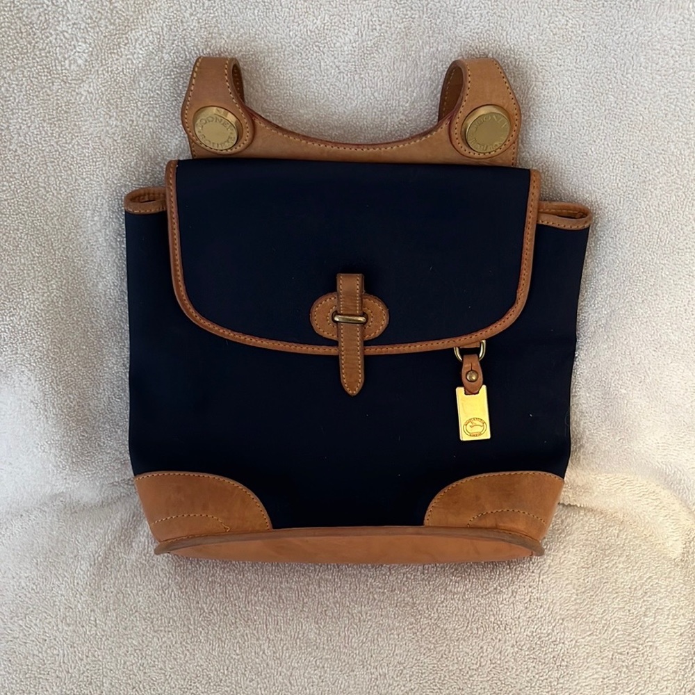 Dooney & Bourke Shoulder Sealed Bag